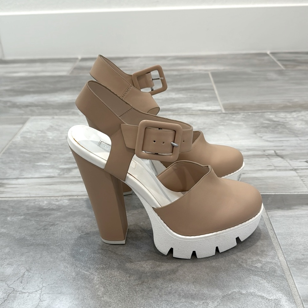 Boxed New, Platform Heel, Women’s Shoe, Nude Color, Size 7.5